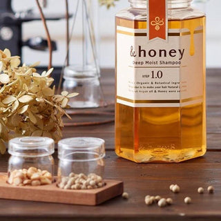 Bottle of &HONEY Vicrea &Honey Deep Moist Shampoo, 450g, showing the product label and packaging design.