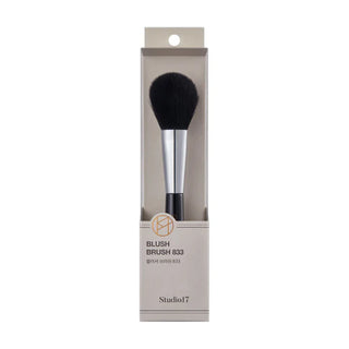 Studio 17 blush brush 833 for makeup application, with soft bristles and ergonomic handle, ideal for blush and powder.