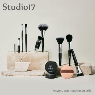 Studio 17 makeup spatula in black, designed for precise makeup application and mixing, made of durable plastic.