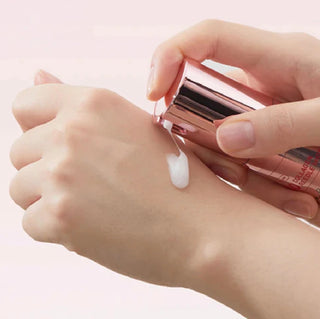VT Cosmetics Collagen Pink Reedle Shot 100 ampoule in a clear glass bottle with pink liquid inside.